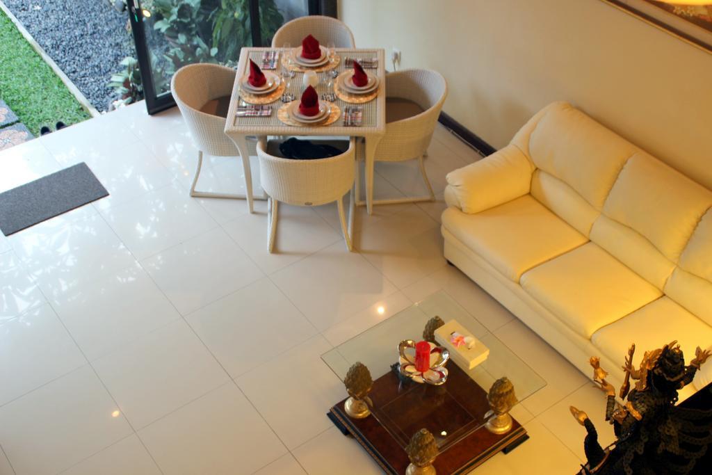 Villa S